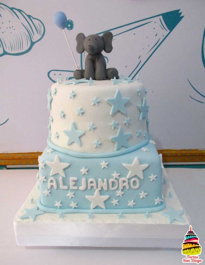 Torta de baby shower de niño con estrellas y decoración en blanco y azul claro
