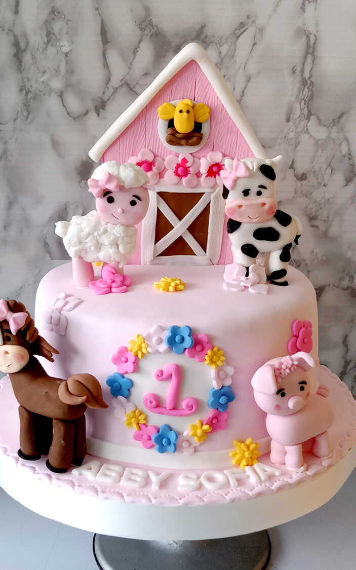 torta de granja para niña, con animalitos femeninos en tonos rosados.